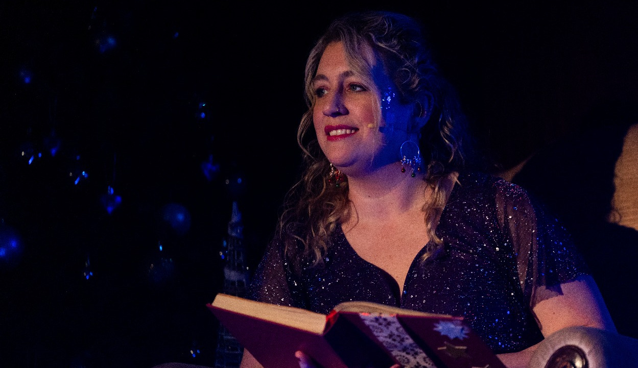Tina Brouwers presenteert op het podium
