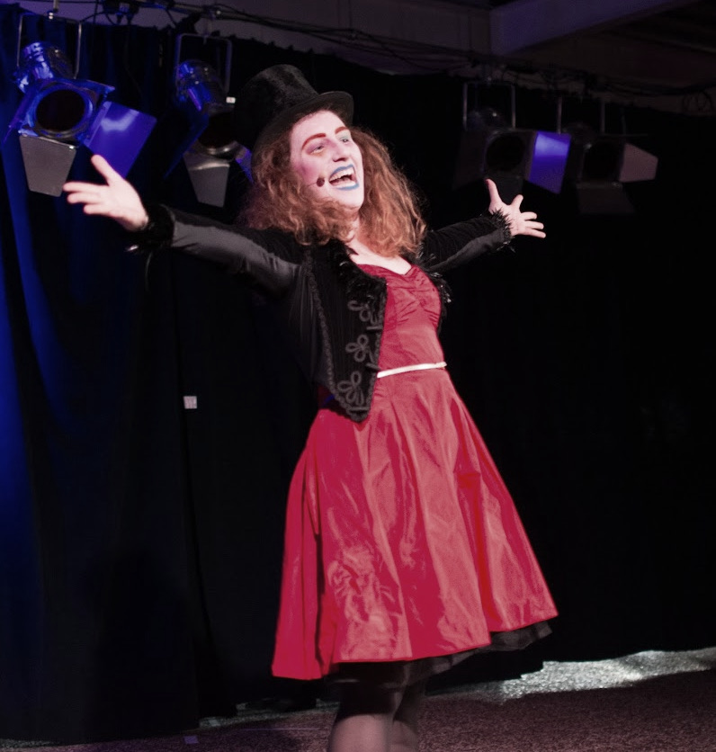Tina Brouwers in kostuum met hoge hoed