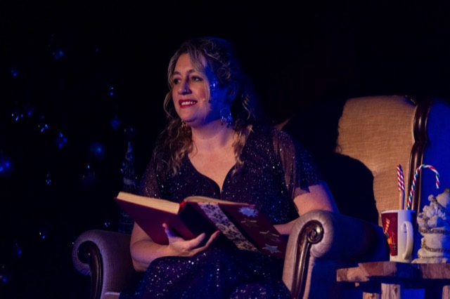 Tina Brouwers presenteert met een boek in de hand