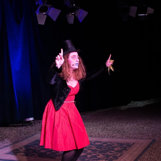 Tina Brouwers met hoge hoed tijdens Down the rabbit hole