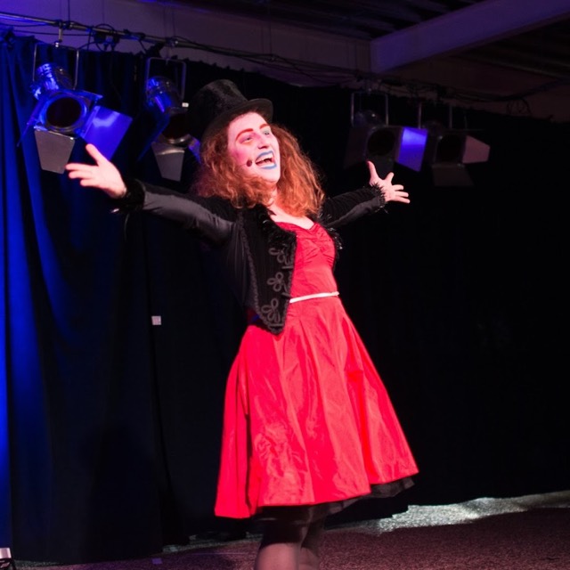 Tina Brouwers in Down the rabbit hole met Des Unique
