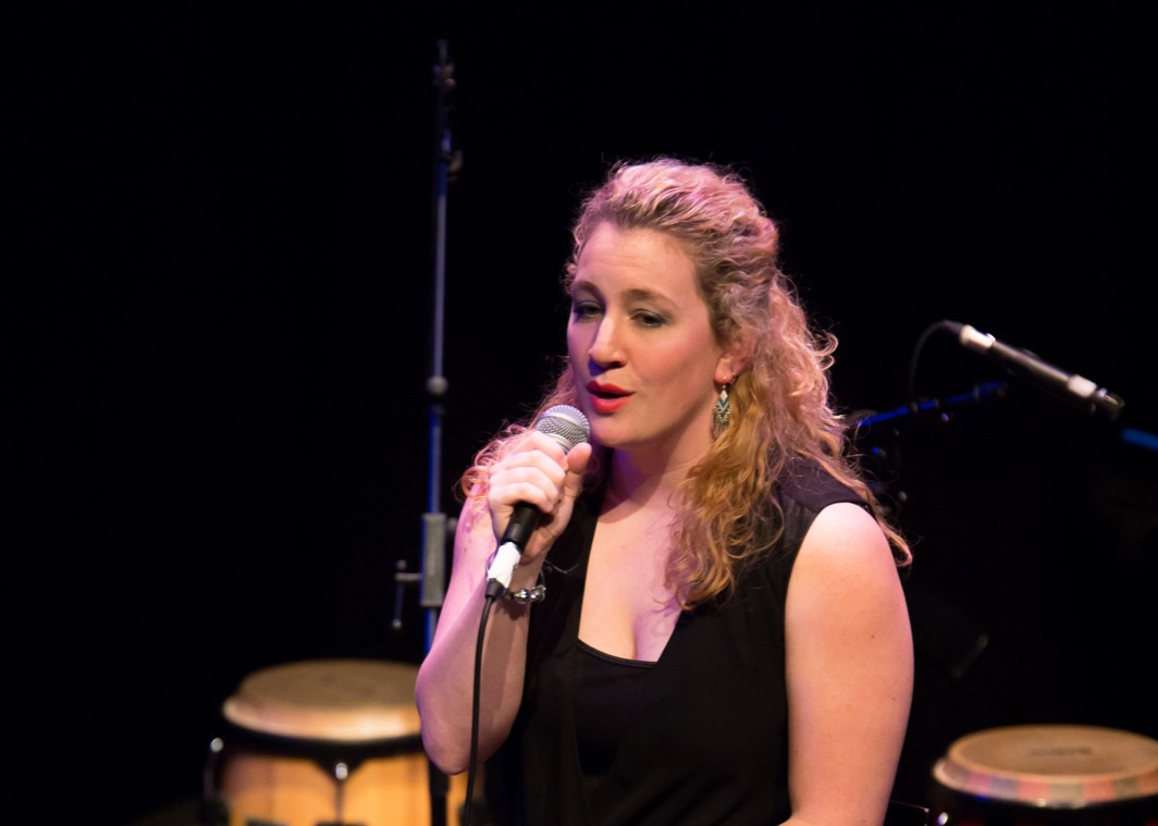 Tina Brouwers zingt op het podium
