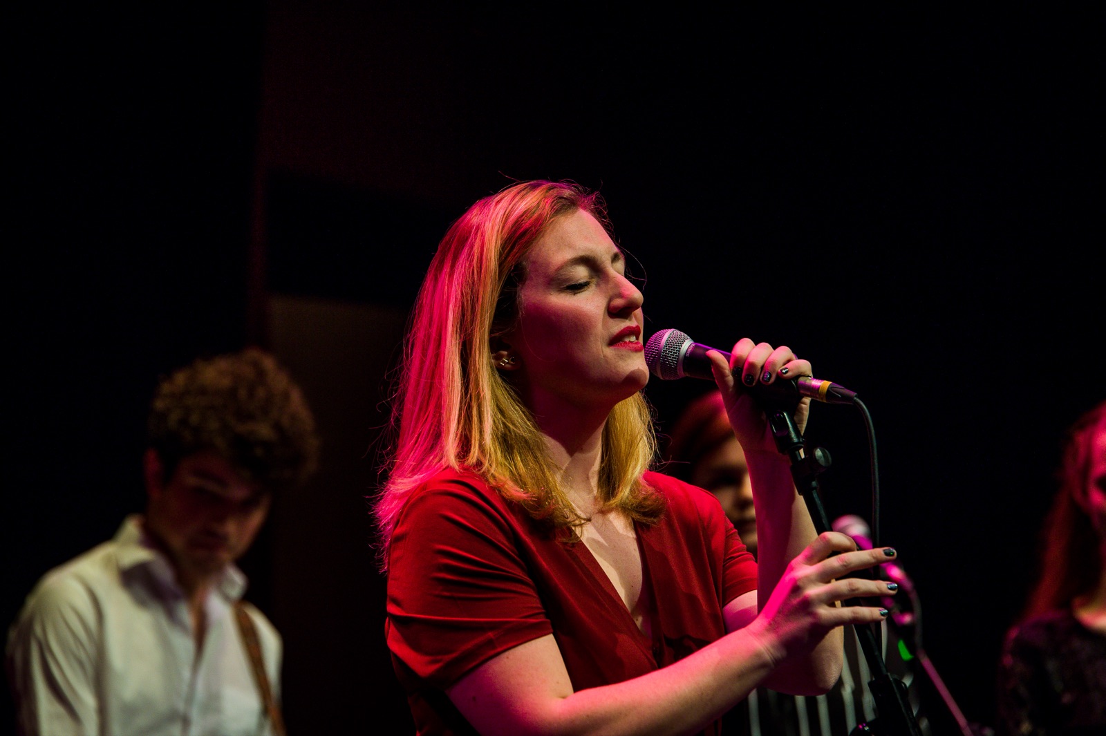 Tina Brouwers zingt vol overgave